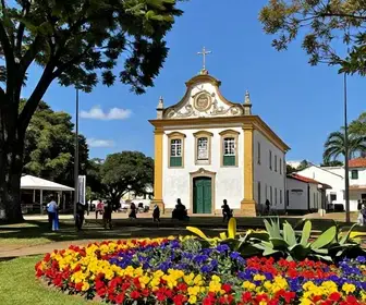 Coreto da Praça das Artes: Um Patrimônio Cultural em Embu das Artes Coreto da Praça das Artes: Um Patrimônio Cultural em Embu das Artes